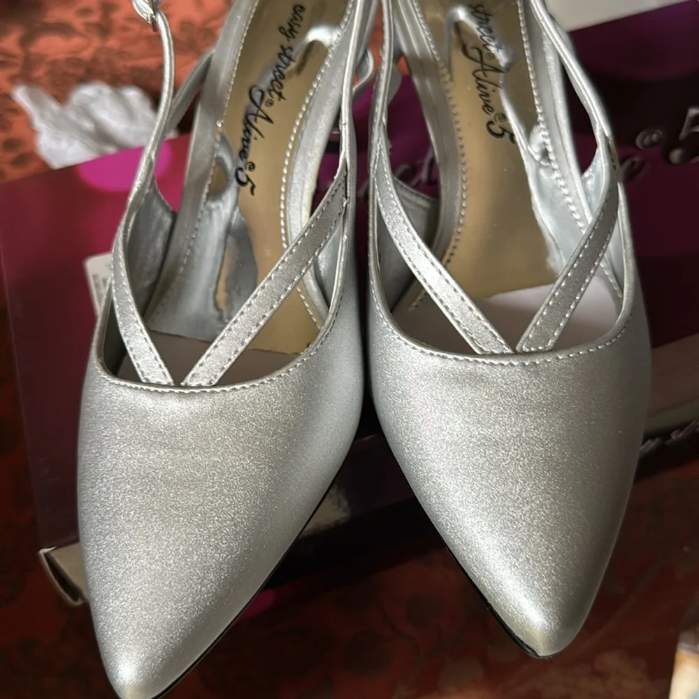 Elegant Silver Women's Slingback Shoes Never Worn Size 6W - Picture 8 of 12